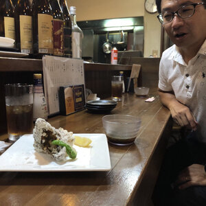 うつぼのギャング揚げに興味津々の友人