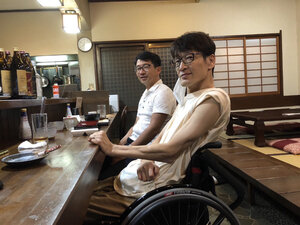 うつぼ専門店 のマスターとの会話を楽しんでいる