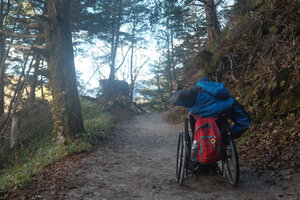  上高地 から先はどんどん険しくなる