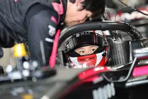 スーパーフォーミュラ に乗り込むjujuちゃん auto sport webより転載