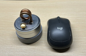 アルコールバーナーとマウスの大きさ比較