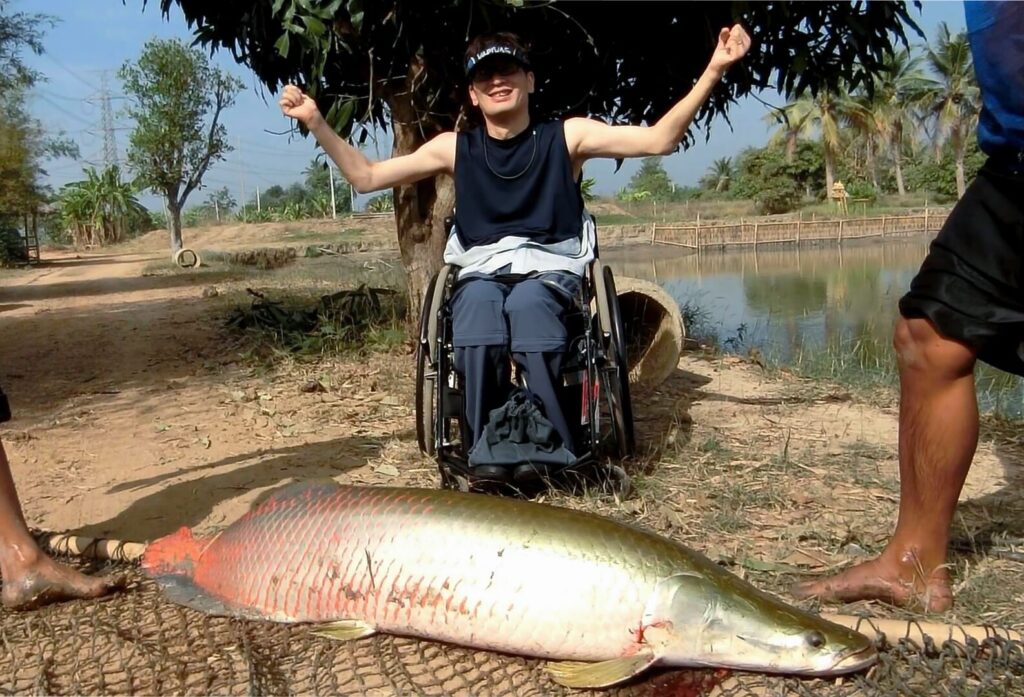 車いすに乗って夢だったピラルクをゲット