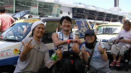 レース場で仲間と