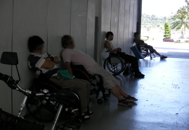 レース中ピットで仮眠中の皆と