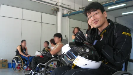 ピットで出番待ちの1コマ