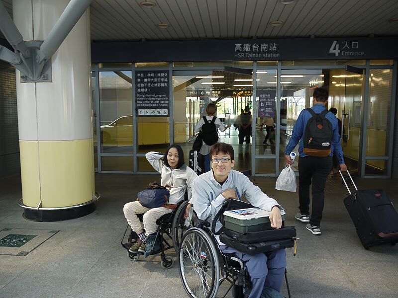 車椅子の家内と台南駅にて